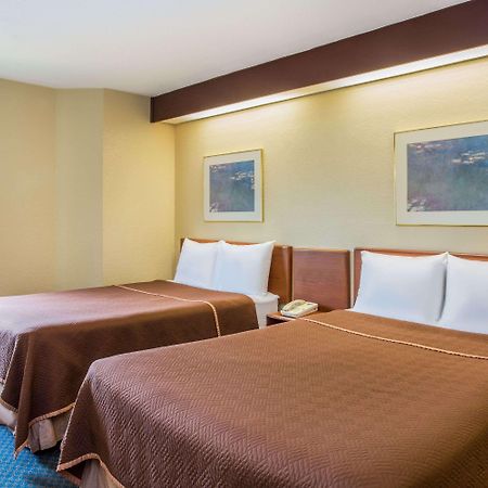 Travelodge By Wyndham Fort Myers Airport Exteriör bild