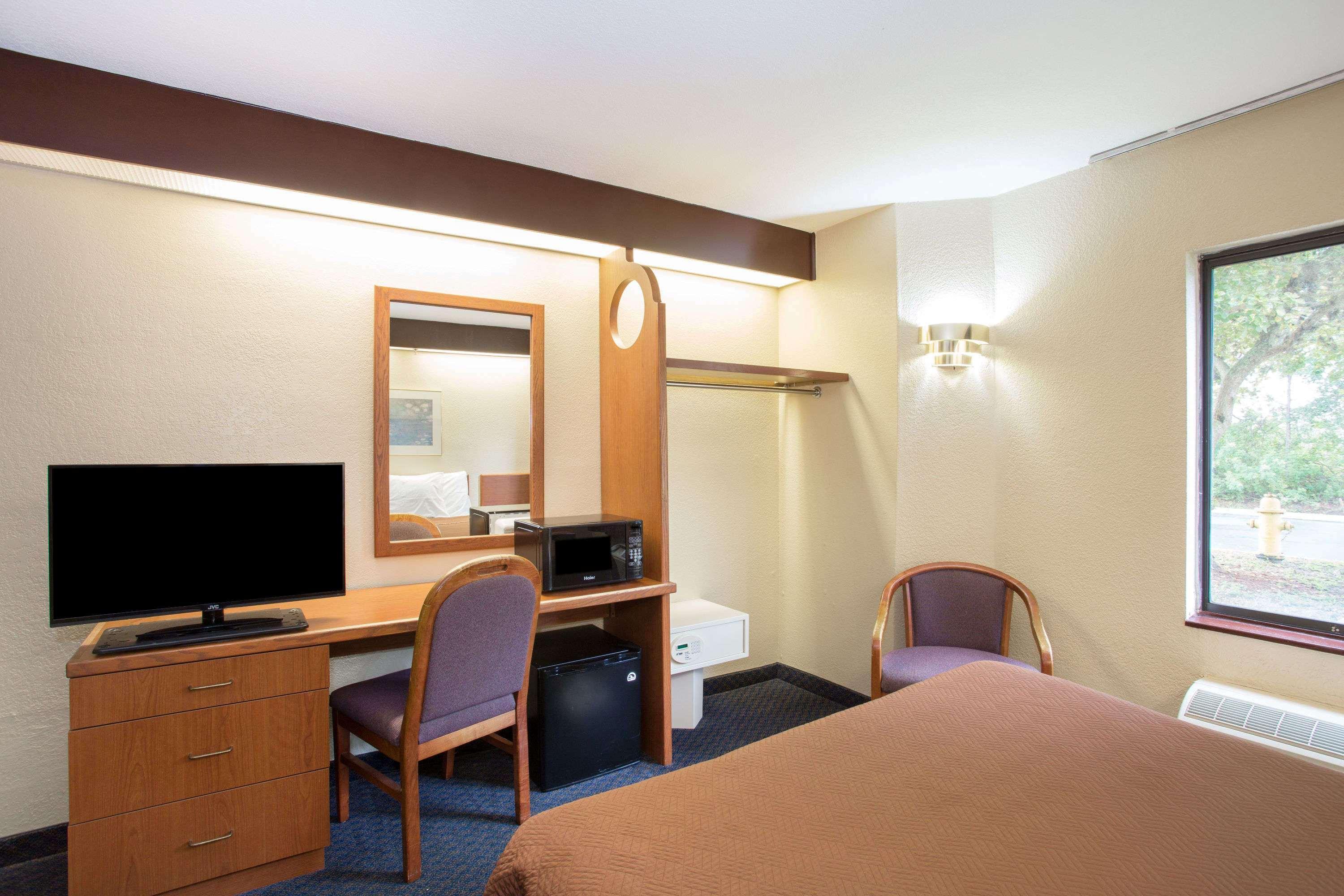 Travelodge By Wyndham Fort Myers Airport Exteriör bild