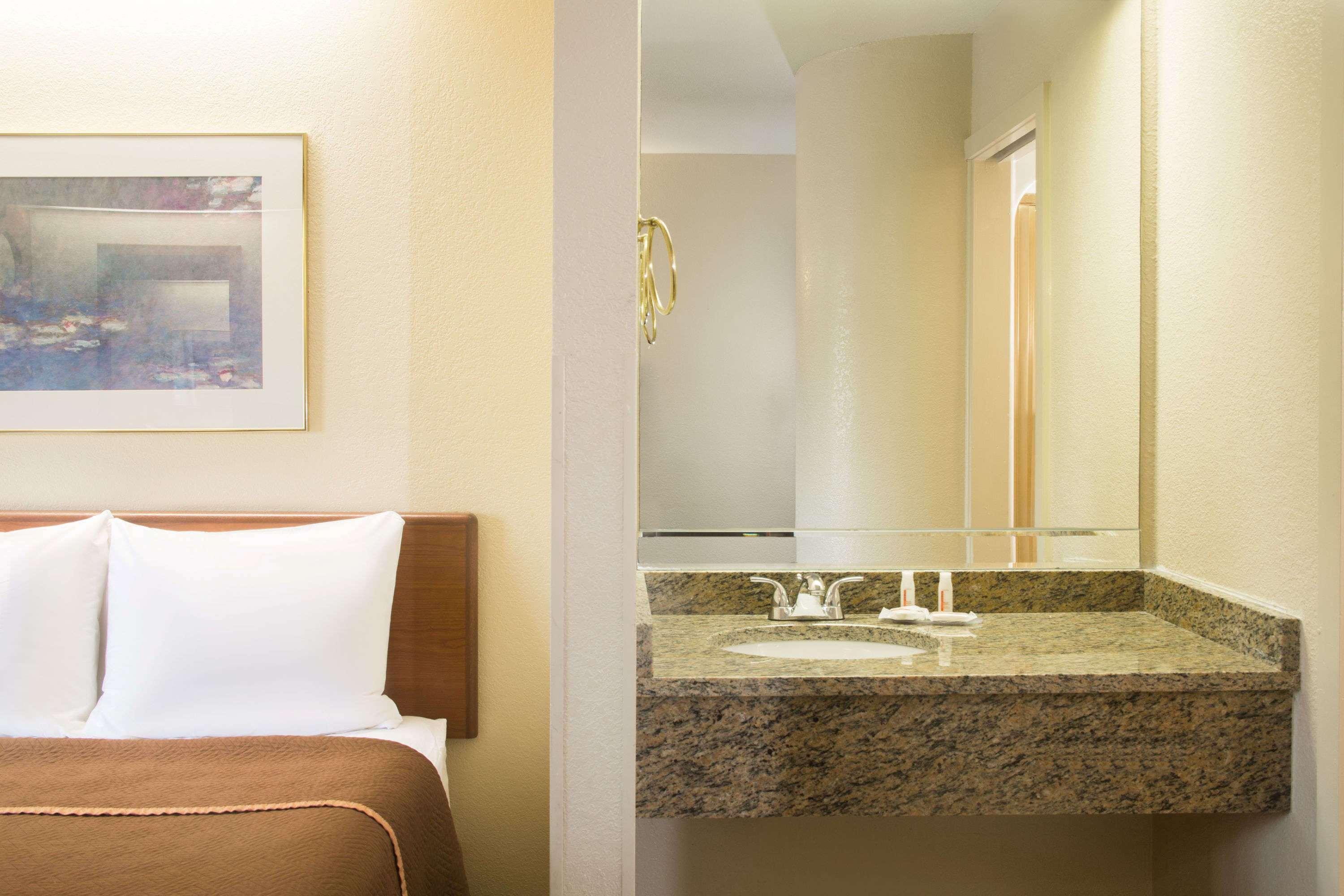 Travelodge By Wyndham Fort Myers Airport Exteriör bild