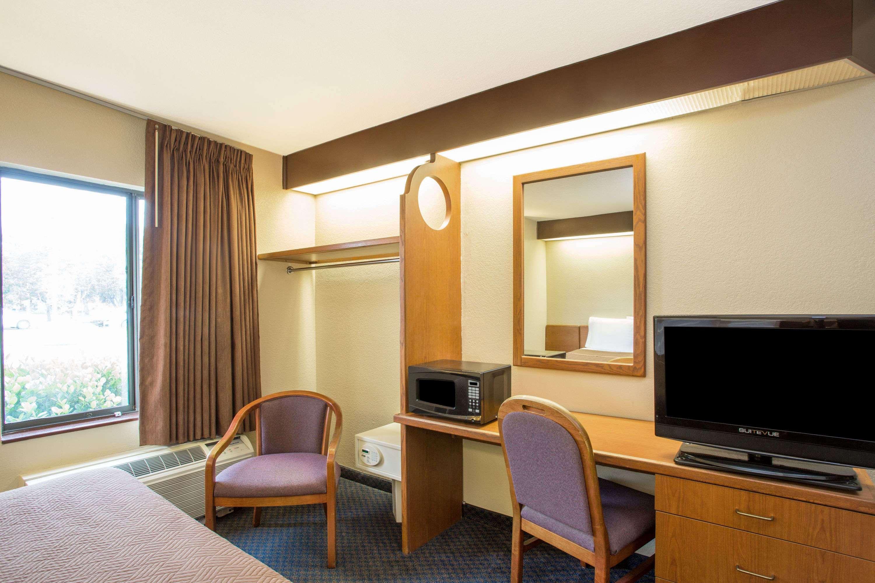 Travelodge By Wyndham Fort Myers Airport Exteriör bild
