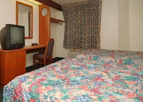 Travelodge By Wyndham Fort Myers Airport Rum bild